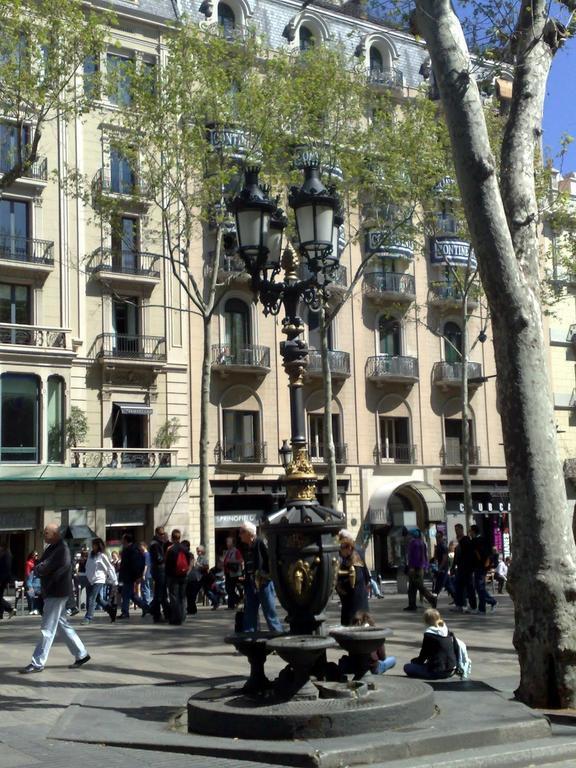 Hostal Capitol Ramblas Барселона Екстериор снимка